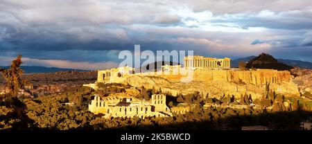 Panorama von Athen mit Akropolis Hügel bei dramatischem Sonnenuntergang, Griechenland. Die Akropolis von Athen auf einem felsigen Ausbiss über der Stadt Athen und con Stockfoto
