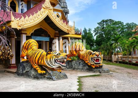 Statuen von Tigern am Eingang zur buddhistischen Pagode Tham Sua in der Nähe des Tiger Cave Temple in Krabi, Thailand. Zwei Tigerskulpturen am Eingang zum Thai Stockfoto