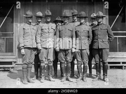 Camp Meade #1 - General Kuhn Und Mitarbeiter, 1917. Vorderseite: Col. Huntington; LT. Col. Tenney Ross; Kuhn; LT. Col. John J. Mayes; Col. Samuel F. Talbott. Hinten: Major Charles B. Morse; Col. F.R. Tate. Stockfoto