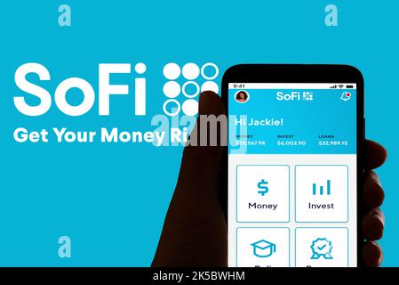 Spanien. 04.. November 2021. In dieser Abbildung ist das SoFi-Logo der Online-Zahlungs- und Banking-App auf dem Bildschirm eines Mobiltelefons zu sehen. (Foto von Davide Bonaldo/SOPA Images/Sipa USA) Quelle: SIPA USA/Alamy Live News Stockfoto