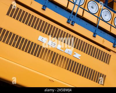 Minsk, Weißrussland - 24. September 2022: Emblem des größten LKW oder Muldenkipper BelAZ Stockfoto