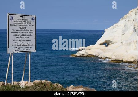 (221007) -- ROSH HANIKRA, 7. Oktober 2022 (Xinhua) -- Ein Warnschild ist am Meer im nordisraelischen Rosh Hanikra am Libanon, 7. Oktober 2022, zu sehen. Der israelische Verteidigungsminister Benny Gantz wies das Verteidigungsministerium am Donnerstag an, sich auf eine mögliche Eskalation mit dem Libanon vorzubereiten, Stunden nachdem Israel die Änderungen des Libanon an dem von den USA vermittelten Vorschlag zur Abgrenzung einer Seegrenzen abgelehnt hatte. (Ayal Margolin/JINI über Xinhua) Stockfoto