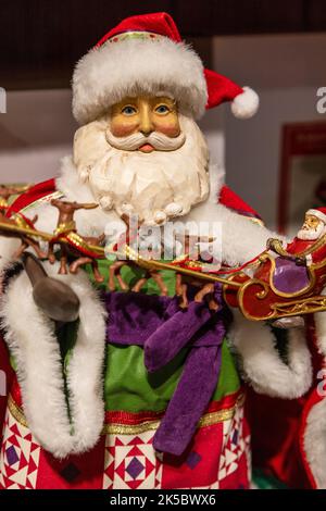 Weihnachtsdekoration Weihnachtsmann Figur Puppe zum Verkauf in Einem Geschäft Vater Weihnachten traditionelle Kostüm St. Nikolaus Stockfoto