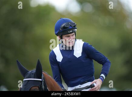 Robert Havlin feiert den Gewinn der bet365 Stutfohlen-Meile mit Commissioning während des Dubai Future Champions Festival am Freitag auf der Newmarket Racecourse. Bilddatum: Freitag, 7. Oktober 2022. Stockfoto