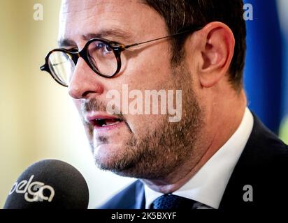 2022-10-07 14:44:53 AMSTERDAM - Vincent van Quickenborne, der belgische Justizminister, spricht nach einer europäischen Konferenz zur Bekämpfung des organisierten Verbrechens zu Journalisten. REMKO DE WAAL niederlande aus - belgien aus Stockfoto
