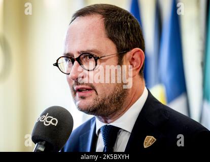 2022-10-07 14:42:48 AMSTERDAM - Vincent van Quickenborne, der belgische Justizminister, spricht nach einer europäischen Konferenz zur Bekämpfung des organisierten Verbrechens zu Journalisten. REMKO DE WAAL niederlande aus - belgien aus Stockfoto