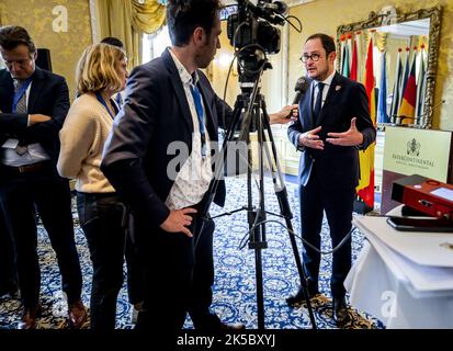 2022-10-07 14:40:25 AMSTERDAM - Vincent van Quickenborne, der belgische Justizminister, spricht nach einer europäischen Konferenz zur Bekämpfung des organisierten Verbrechens zu Journalisten. REMKO DE WAAL niederlande aus - belgien aus Stockfoto