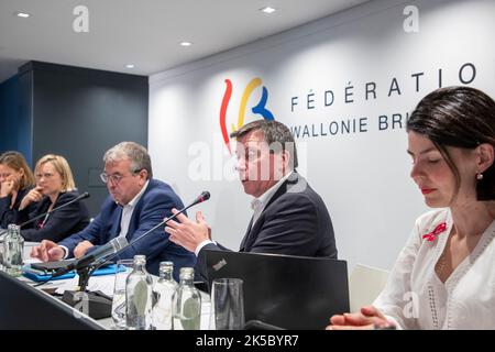 Föderation Wallonien - Brüsseler Ministerin für obligatorische Bildung Caroline Desir, Föderation Wallonien - Brüsseler Ministerin für Kindheit, Kultur und Medien Benedicte Linard , Föderation Wallonien - Brüsseler Ministerin für Hochschulbildung, Sozialförderung, wissenschaftliche Forschung, Universitätskliniken, Jugendförderung, Förderung von Brüssel, Jugend und Sport Valerie Glatigny, Föderation Wallonien - Brüsseler Ministerpräsident Pierre-Yves Jeholet, Föderation Wallonien - Brüsseler Vizepräsident und Minister für Haushalt, öffentlichen Dienst, Chancengleichheit und zuständig für Wallonie Bruxelles ensei Stockfoto