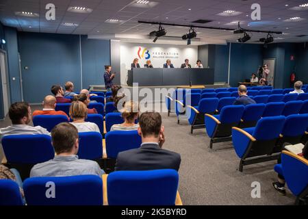 Föderation Wallonien - Brüsseler Ministerin für obligatorische Bildung Caroline Desir, Föderation Wallonien - Brüsseler Ministerin für Kindheit, Kultur und Medien Benedicte Linard , Föderation Wallonien - Brüsseler Ministerpräsident Pierre-Yves Jeholet und Föderation Wallonien - Brüsseler Ministerin für Hochschulbildung, Sozialförderung, wissenschaftliche Forschung, Universitätskliniken, Jugendförderung, Förderung von Brüssel, Jugend und Sport Valerie Glatigny im Bild während einer Pressekonferenz zum Abschluss der Haushaltsarbeiten der Föderation Wallonie-Bruxelles, am Freitag, dem 07. Oktober 2022, in Brüssel. BEL Stockfoto
