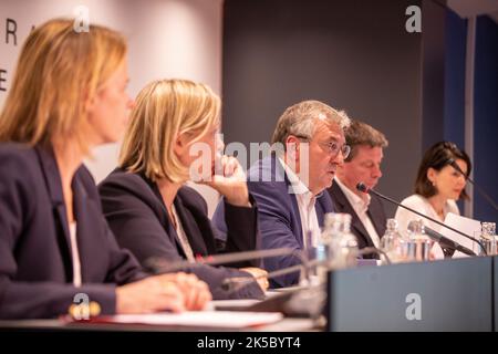 Föderation Wallonien - Brüsseler Ministerin für obligatorische Bildung Caroline Desir, Föderation Wallonien - Brüsseler Ministerin für Kindheit, Kultur und Medien Benedicte Linard , Föderation Wallonien - Brüsseler Ministerin für Hochschulbildung, Sozialförderung, wissenschaftliche Forschung, Universitätskliniken, Jugendförderung, Förderung von Brüssel, Jugend und Sport Valerie Glatigny, Föderation Wallonien - Brüsseler Ministerpräsident Pierre-Yves Jeholet, Föderation Wallonien - Brüsseler Vizepräsident und Minister für Haushalt, öffentlichen Dienst, Chancengleichheit und zuständig für Wallonie Bruxelles ensei Stockfoto