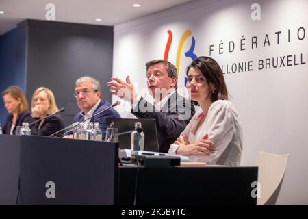 Föderation Wallonien - Brüsseler Ministerin für obligatorische Bildung Caroline Desir, Föderation Wallonien - Brüsseler Ministerin für Kindheit, Kultur und Medien Benedicte Linard , Föderation Wallonien - Brüsseler Ministerin für Hochschulbildung, Sozialförderung, wissenschaftliche Forschung, Universitätskliniken, Jugendförderung, Förderung von Brüssel, Jugend und Sport Valerie Glatigny, Föderation Wallonien - Brüsseler Ministerpräsident Pierre-Yves Jeholet, Föderation Wallonien - Brüsseler Vizepräsident und Minister für Haushalt, öffentlichen Dienst, Chancengleichheit und zuständig für Wallonie Bruxelles ensei Stockfoto