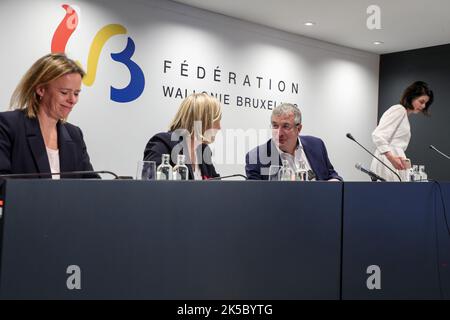 Föderation Wallonien - Brüsseler Ministerin für obligatorische Bildung Caroline Desir, Föderation Wallonien - Brüsseler Ministerin für Kindheit, Kultur und Medien Benedicte Linard , Föderation Wallonien - Brüsseler Ministerpräsident Pierre-Yves Jeholet und Föderation Wallonien - Brüsseler Ministerin für Hochschulbildung, Sozialförderung, wissenschaftliche Forschung, Universitätskliniken, Jugendförderung, Förderung von Brüssel, Jugend und Sport Valerie Glatigny im Bild während einer Pressekonferenz zum Abschluss der Haushaltsarbeiten der Föderation Wallonie-Bruxelles, am Freitag, dem 07. Oktober 2022, in Brüssel. BEL Stockfoto