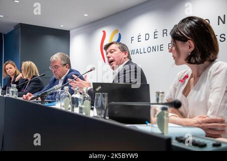 Föderation Wallonien - Brüsseler Ministerin für obligatorische Bildung Caroline Desir, Föderation Wallonien - Brüsseler Ministerin für Kindheit, Kultur und Medien Benedicte Linard , Föderation Wallonien - Brüsseler Ministerin für Hochschulbildung, Sozialförderung, wissenschaftliche Forschung, Universitätskliniken, Jugendförderung, Förderung von Brüssel, Jugend und Sport Valerie Glatigny, Föderation Wallonien - Brüsseler Ministerpräsident Pierre-Yves Jeholet, Föderation Wallonien - Brüsseler Vizepräsident und Minister für Haushalt, öffentlichen Dienst, Chancengleichheit und zuständig für Wallonie Bruxelles ensei Stockfoto