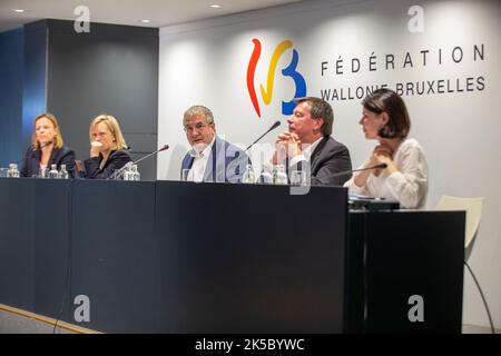 Föderation Wallonien - Brüsseler Ministerin für obligatorische Bildung Caroline Desir, Föderation Wallonien - Brüsseler Ministerin für Kindheit, Kultur und Medien Benedicte Linard , Föderation Wallonien - Brüsseler Ministerin für Hochschulbildung, Sozialförderung, wissenschaftliche Forschung, Universitätskliniken, Jugendförderung, Förderung von Brüssel, Jugend und Sport Valerie Glatigny, Föderation Wallonien - Brüsseler Ministerpräsident Pierre-Yves Jeholet, Föderation Wallonien - Brüsseler Vizepräsident und Minister für Haushalt, öffentlichen Dienst, Chancengleichheit und zuständig für Wallonie Bruxelles ensei Stockfoto