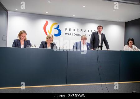Föderation Wallonien - Brüsseler Ministerin für obligatorische Bildung Caroline Desir, Föderation Wallonien - Brüsseler Ministerin für Kindheit, Kultur und Medien Benedicte Linard , Föderation Wallonien - Brüsseler Ministerin für Hochschulbildung, Sozialförderung, wissenschaftliche Forschung, Universitätskliniken, Jugendförderung, Förderung von Brüssel, Jugend und Sport Valerie Glatigny, Föderation Wallonien - Brüsseler Ministerpräsident Pierre-Yves Jeholet, Föderation Wallonien - Brüsseler Vizepräsident und Minister für Haushalt, öffentlichen Dienst, Chancengleichheit und zuständig für Wallonie Bruxelles ensei Stockfoto