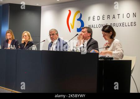 Föderation Wallonien - Brüsseler Ministerin für obligatorische Bildung Caroline Desir, Föderation Wallonien - Brüsseler Ministerin für Kindheit, Kultur und Medien Benedicte Linard , Föderation Wallonien - Brüsseler Ministerin für Hochschulbildung, Sozialförderung, wissenschaftliche Forschung, Universitätskliniken, Jugendförderung, Förderung von Brüssel, Jugend und Sport Valerie Glatigny, Föderation Wallonien - Brüsseler Ministerpräsident Pierre-Yves Jeholet, Föderation Wallonien - Brüsseler Vizepräsident und Minister für Haushalt, öffentlichen Dienst, Chancengleichheit und zuständig für Wallonie Bruxelles ensei Stockfoto