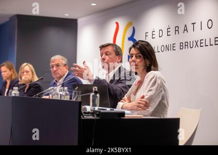 Föderation Wallonien - Brüsseler Ministerin für obligatorische Bildung Caroline Desir, Föderation Wallonien - Brüsseler Ministerin für Kindheit, Kultur und Medien Benedicte Linard , Föderation Wallonien - Brüsseler Ministerin für Hochschulbildung, Sozialförderung, wissenschaftliche Forschung, Universitätskliniken, Jugendförderung, Förderung von Brüssel, Jugend und Sport Valerie Glatigny, Föderation Wallonien - Brüsseler Ministerpräsident Pierre-Yves Jeholet, Föderation Wallonien - Brüsseler Vizepräsident und Minister für Haushalt, öffentlichen Dienst, Chancengleichheit und zuständig für Wallonie Bruxelles ensei Stockfoto