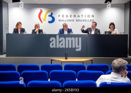Föderation Wallonien - Brüsseler Ministerin für obligatorische Bildung Caroline Desir, Föderation Wallonien - Brüsseler Ministerin für Kindheit, Kultur und Medien Benedicte Linard , Föderation Wallonien - Brüsseler Ministerin für Hochschulbildung, Sozialförderung, wissenschaftliche Forschung, Universitätskliniken, Jugendförderung, Förderung von Brüssel, Jugend und Sport Valerie Glatigny, Föderation Wallonien - Brüsseler Ministerpräsident Pierre-Yves Jeholet, Föderation Wallonien - Brüsseler Vizepräsident und Minister für Haushalt, öffentlichen Dienst, Chancengleichheit und zuständig für Wallonie Bruxelles ensei Stockfoto