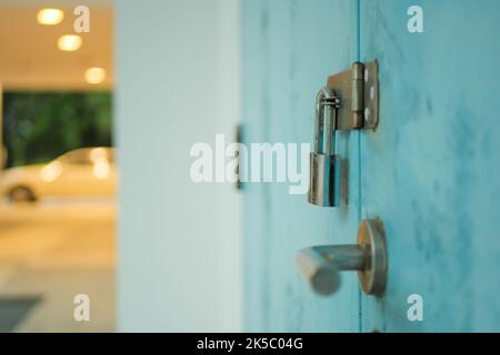 Die Datumstür wurde mit Vorhängeschlössern und Ketten verschlossen Stockfoto
