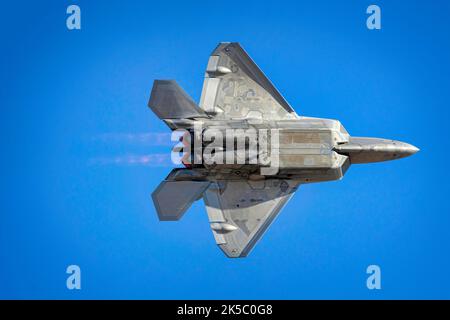 Eine Lockheed Martin F-22 Raptor macht einen Pass auf der Miramar Airshow 2022 in der Nähe von San Diego, Kalifornien. Stockfoto