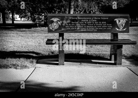 Eine Gedenkbank, die dem Marine Corporal Justin Caine im Manitowoc County Veterans Memorial Park gewidmet ist. Der Korporal Caine wurde 20 von und IED getötet Stockfoto