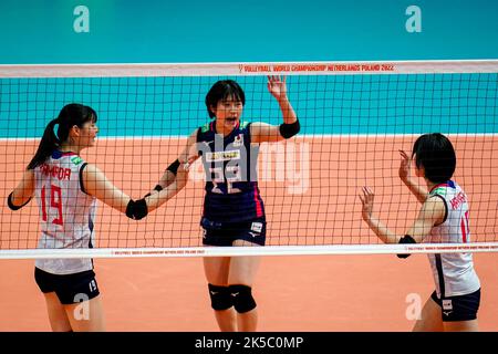 ROTTERDAM, NIEDERLANDE - 7. OKTOBER: Nichika Yamada aus Japan und Satomi Fukudome aus Japan feiern einen Punkt beim Pool E Phase 2-Spiel zwischen Japan und Puerto Rico am 14. Tag der FIVB Volleyball Womens World Championship 2022 beim Rotterdam Ahoy am 7. Oktober 2022 in Rotterdam, Niederlande (Foto von Rene Nijhuis/Orange Picturs) Stockfoto