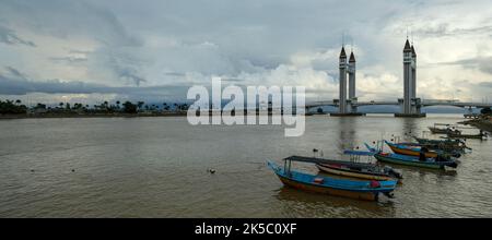 Kuala Terengganu, Malaysia - 2022. Oktober: Blick auf die Kuala Terengganu Zugbrücke am 4. Oktober 2022 in Terengganu, Malaysia. Stockfoto