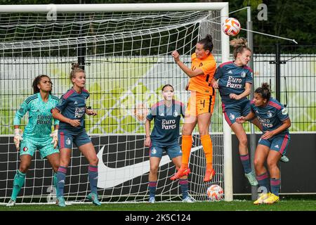 Zeist - Merel van Dongen von den Holländern, Maxime Bennink von Feyenoord V1 während des Spiels zwischen Oranje Vrouwen und Feyenoord V1 auf dem KNVB Campus am 7. Oktober 2022 in Zeist, Niederlande. (Box zu Box Pictures/Tom Bode) Stockfoto