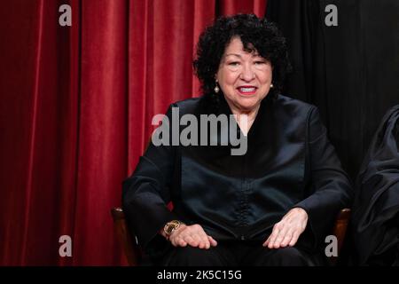 Washington, Usa. 07. Oktober 2022. Associate Justice Sonia Sotomayor während des formellen Gruppenfotos beim Obersten Gerichtshof in Washington, DC, USA, am Freitag, den 7. Oktober, 2022. Das Gericht eröffnete seine neue Amtszeit am Montag mit einem Kalender, der bereits voll von hochkarätigen Auseinandersetzungen war, darunter zwei Fälle, die die Verwendung von Rennen bei Hochschulaufnahmen beenden könnten. Fotograf: Eric Lee/Pool/Sipa USA Kredit: SIPA USA/Alamy Live News Stockfoto