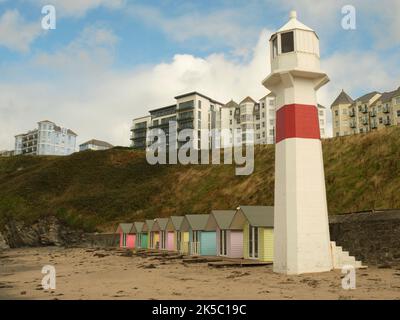 Ein Blick auf die Bucht von Port Erin, Isle of man mit dem Leuchtturm und Strandhütten prominent. Stockfoto