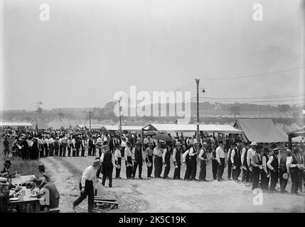 Koloniale Gewehre - Wiedervereinigung von G.A.R. Und Konföderierte Veteranen, Die In Gettysburg Auf Dem Schlachtfeld Gekämpft Hatten, 1918. Treffen alter Soldaten aus der Union und konföderierten Armeen, die während des amerikanischen Bürgerkrieges auf entgegengesetzten Seiten kämpften. Die Veteranenorganisation der Grand Army of the Republic (gar) wurde 1866 gegründet. Stockfoto