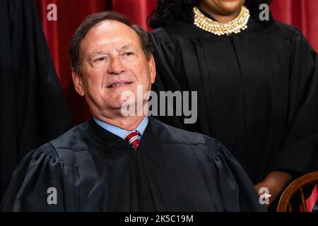 Washington, Usa. 07. Oktober 2022. Associate Justice Samuel Alito Jr. während des offiziellen Gruppenfotos am Obersten Gerichtshof in Washington, DC, USA, am Freitag, den 7. Oktober, 2022. Das Gericht eröffnete seine neue Amtszeit am Montag mit einem Kalender, der bereits voll von hochkarätigen Auseinandersetzungen war, darunter zwei Fälle, die die Verwendung von Rennen bei Hochschulaufnahmen beenden könnten. Fotograf: Eric Lee/Pool/Sipa USA Kredit: SIPA USA/Alamy Live News Stockfoto