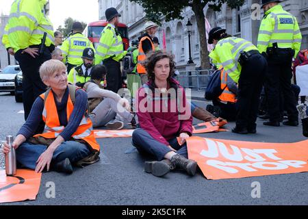 Whitehall, London, Großbritannien. 7. Okt 2022. Stoppen Sie einfach die Öldemonstranten in Westminster. Setzen Sie sich vor der Downing Street zum Protest hin. Kredit: Matthew Chattle/Alamy Live Nachrichten Stockfoto