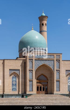 Vertikale Landschaftsansicht der Hazrat Imam Moschee mit blauer Kuppel und Minarett auf dem Khast Imam Platz, religiöses Zentrum von Taschkent, Usbekistan Stockfoto