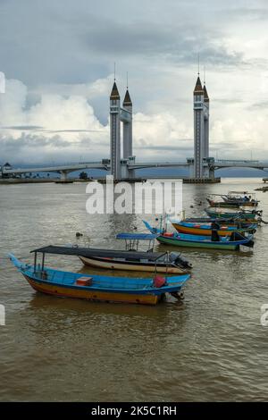 Kuala Terengganu, Malaysia - 2022. Oktober: Blick auf die Kuala Terengganu Zugbrücke am 4. Oktober 2022 in Terengganu, Malaysia. Stockfoto