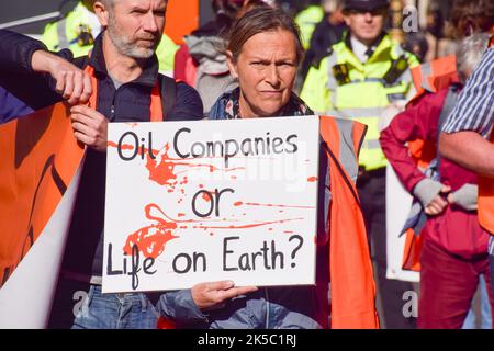 London, Großbritannien. 7.. Oktober 2022. Just Stop Oil Demonstranten marschieren durch Whitehall, während die Klimaschutzgruppe ihre täglichen Proteste in Westminster fortsetzt und fordert, dass die britische Regierung keine neuen Öl- und Gaslizenzen mehr ausgibt. Kredit: Vuk Valcic/Alamy Live Nachrichten Stockfoto