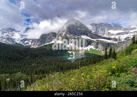 Grinnell Lake im Glacier National Park an einem bewölkten Tag in Montana Stockfoto