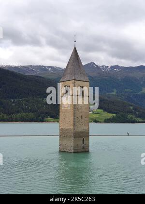 Der Glockenturm von Curon tauchte im Reschensee im Vinschgau unter Stockfoto