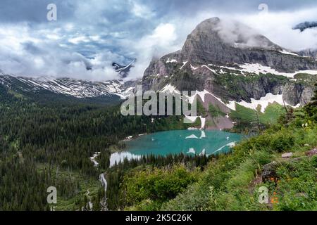 Grinnell Lake im Glacier National Park an einem bewölkten Sommertag mit dramatischen Wolken Stockfoto