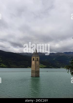 Der Glockenturm von Curon tauchte im Reschensee im Vinschgau unter Stockfoto
