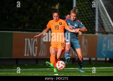 Zeist - Marisa Olislagers of Holland Women, Esmee de Graaf von Feyenoord V1 während des Spiels zwischen Oranje Vrouwen und Feyenoord V1 auf dem KNVB Campus am 7. Oktober 2022 in Zeist, Niederlande. (Box zu Box Pictures/Tom Bode) Stockfoto