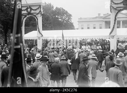 Konföderierte Reunion - Präsident Und Frau Wilson; Marshall Usw. Parade Vom Stand Im Weißen Haus, 1917. US-Präsident Woodrown Wilson und Edith Wilson, Vizepräsident Thomas R. Marshall. Militärparade und Veteranen des Bürgerkriegs, Washington D.C. Stockfoto