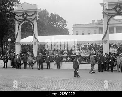 Konföderierte Reunion - Präsident Und Frau Wilson; Marshall Usw. Parade Vom Stand Im Weißen Haus, 1917. US-Präsident Woodrown Wilson und Edith Wilson, Vizepräsident Thomas R. Marshall. Militärparade und Veteranen des Bürgerkriegs, Washington D.C. Stockfoto