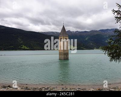 Der Glockenturm von Curon tauchte im Reschensee im Vinschgau unter Stockfoto