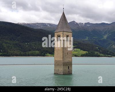 Der Glockenturm von Curon tauchte im Reschensee im Vinschgau unter Stockfoto