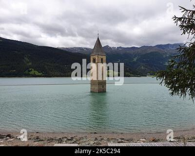 Der Glockenturm von Curon tauchte im Reschensee im Vinschgau unter Stockfoto