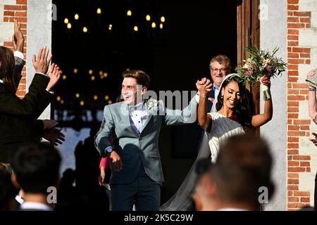 Frisch vermählt wurde der Belgier Remco Evenepoel und Oumaima Oumi Rayane, abgebildet nach der Hochzeit des belgischen Radfahrers Remco Evenepoel und Oumi Rayane, Freitag, 07. Oktober 2022 in Dilbeek, Belgien. BELGA FOTO JASPER JACOBS Stockfoto