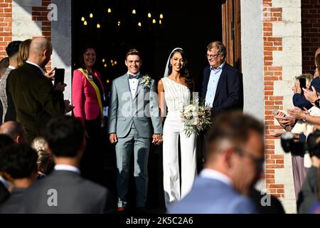 Frisch vermählt wurde der Belgier Remco Evenepoel und Oumaima Oumi Rayane, abgebildet nach der Hochzeit des belgischen Radfahrers Remco Evenepoel und Oumi Rayane, Freitag, 07. Oktober 2022 in Dilbeek, Belgien. BELGA FOTO JASPER JACOBS Stockfoto