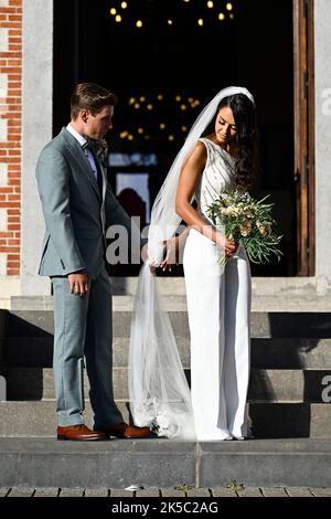 Frisch vermählt wurde der Belgier Remco Evenepoel und Oumaima Oumi Rayane, abgebildet nach der Hochzeit des belgischen Radfahrers Remco Evenepoel und Oumi Rayane, Freitag, 07. Oktober 2022 in Dilbeek, Belgien. BELGA FOTO JASPER JACOBS Stockfoto