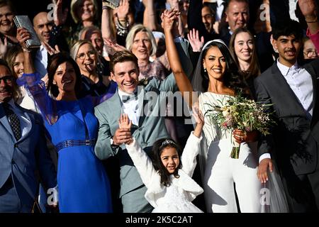 Frisch vermählt wurde der Belgier Remco Evenepoel und Oumaima Oumi Rayane, abgebildet nach der Hochzeit des belgischen Radfahrers Remco Evenepoel und Oumi Rayane, Freitag, 07. Oktober 2022 in Dilbeek, Belgien. BELGA FOTO JASPER JACOBS Stockfoto